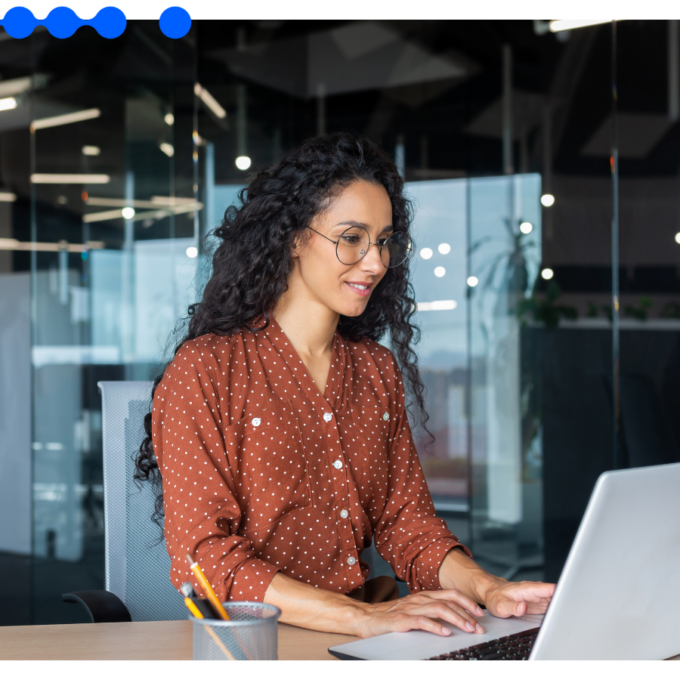 Profissional trabalha em laptop em escritório corporativo moderno, estruturando a orquestração com Inteligência Artificial