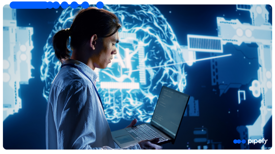 Profissional segura laptop diante de projeção digital de Inteligência Artificial, representando o uso de IA e machine learning em processos empresariais