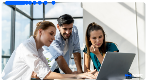 Equipe analisa em laptop como garantir IA com governança auditável e confiável em processos empresariais