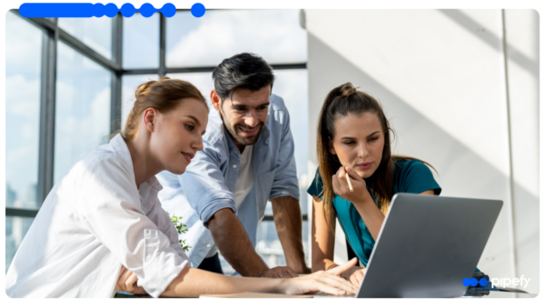 Equipe analisa em laptop como garantir IA com governança auditável e confiável em processos empresariais