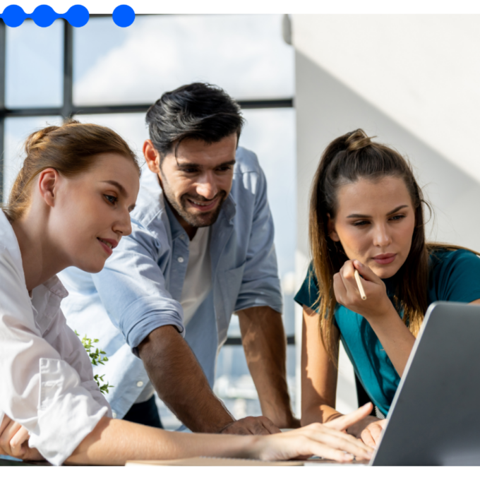 Equipe analisa em laptop como garantir IA com governança auditável e confiável em processos empresariais