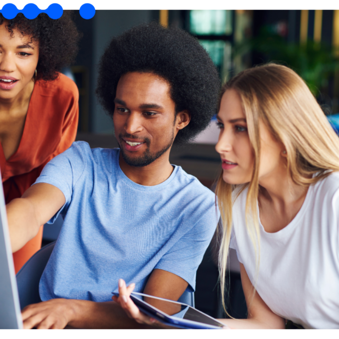 Três profissionais reunidos em ambiente corporativo moderno, analisando em um laptop os passos do framework de orquestração agêntica para sair do piloto