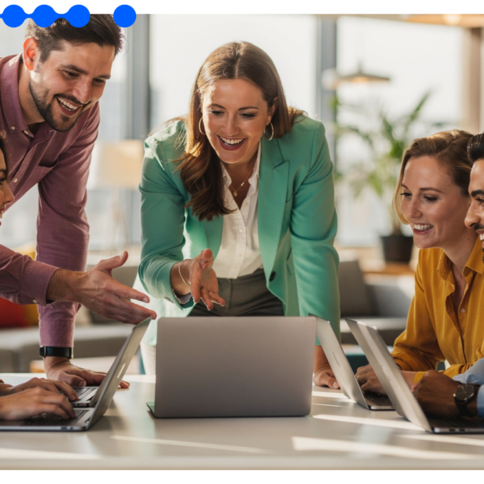 Equipe de negócios reunida com notebooks em um escritório, analisando dados juntos, representando o uso de sistemas de CRM na rotina comercial
