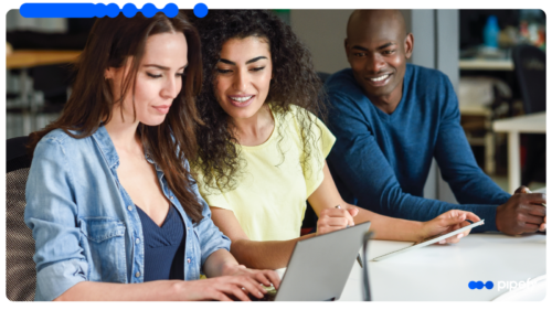 Equipe usando uma plataforma CSC em um laptop para orquestrar processos de Serviços Compartilhados da operação
