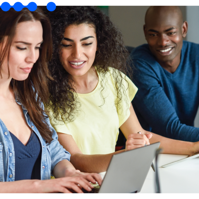Equipe usando uma plataforma CSC em um laptop para orquestrar processos de Serviços Compartilhados da operação